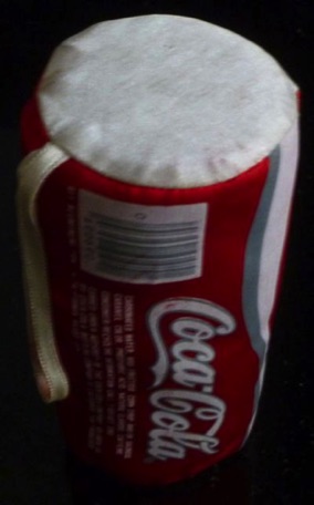 9057-6 € 1,00  coca cola blikje van stof